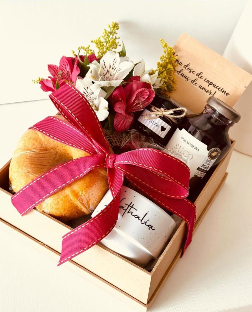 Kit café da manhã na caixa de MDF com flores naturais