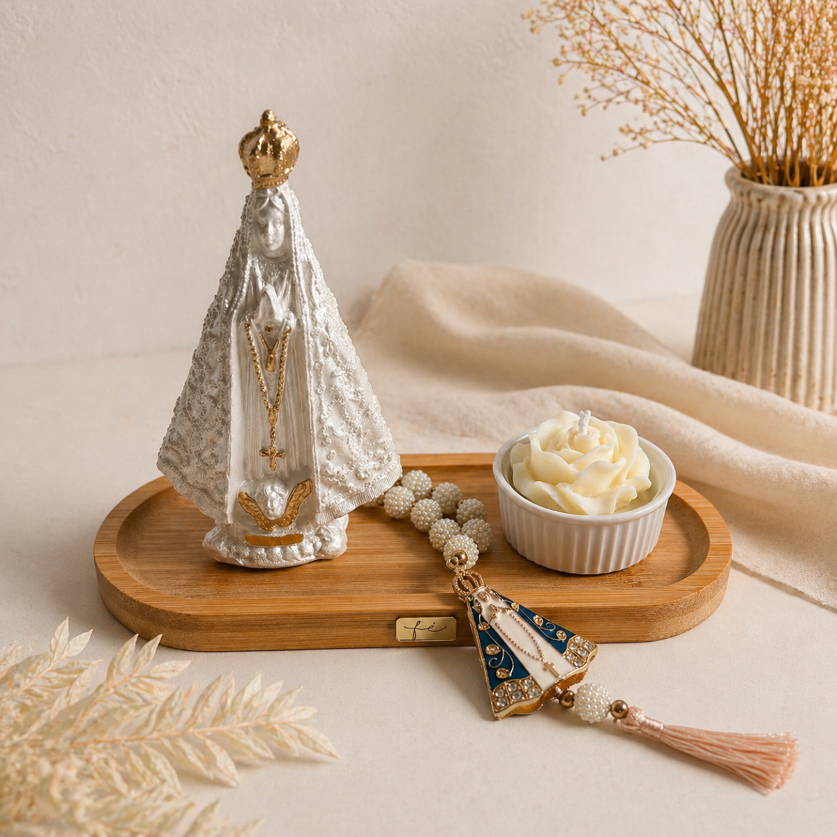 Bandeja com Imagem de Nossa Senhora + vela aromática + pingente