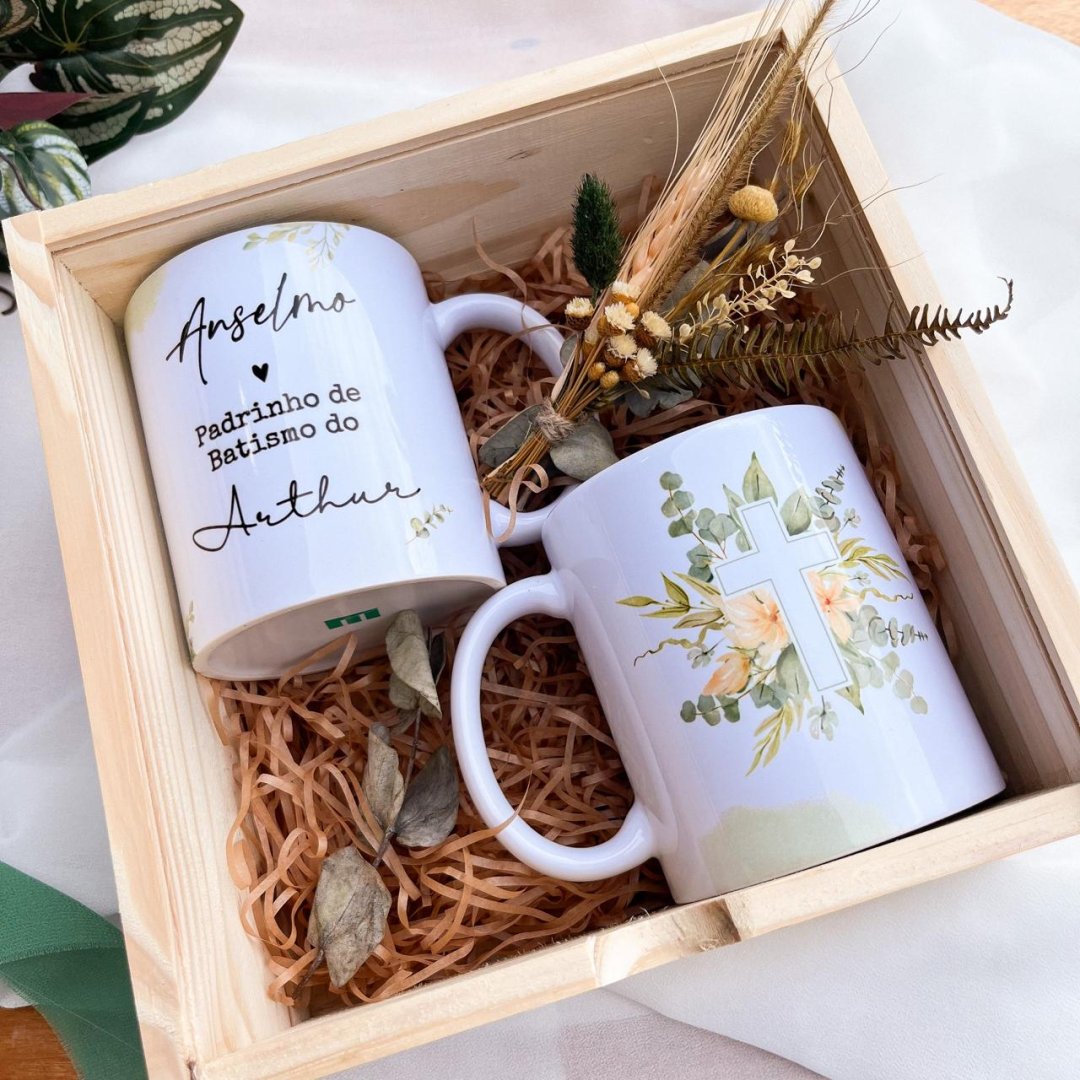Kit Caixa Pinus + Duas Canecas Personalizadas
